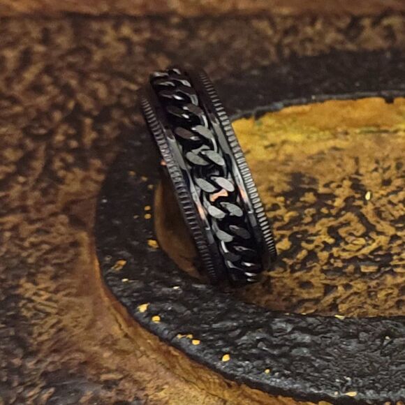 Personalized Men's Wedding Ring - Engraved Chain Spinner Wedding Ring For Guys - Picture 3 of 9